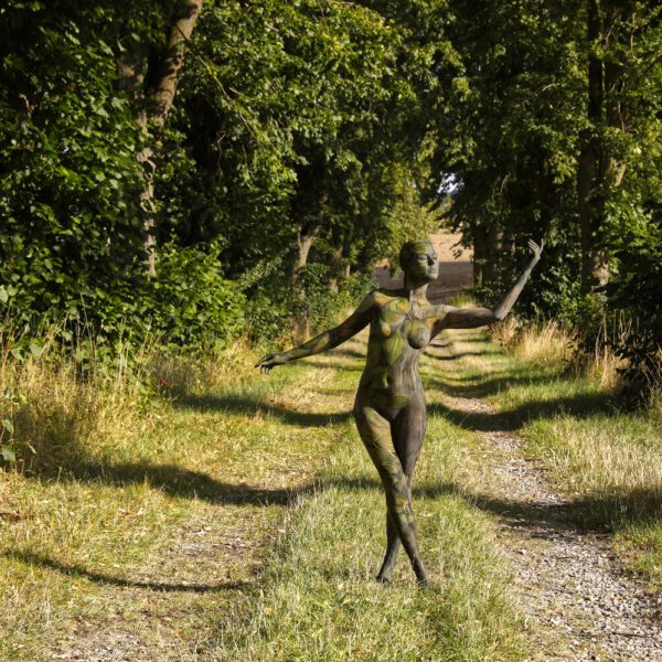 Allee-Motiv von dem Körperkunstprojekt NATURE ART des Künstlers Jörg Düsterwald mit einem bemalten Fotomodell.