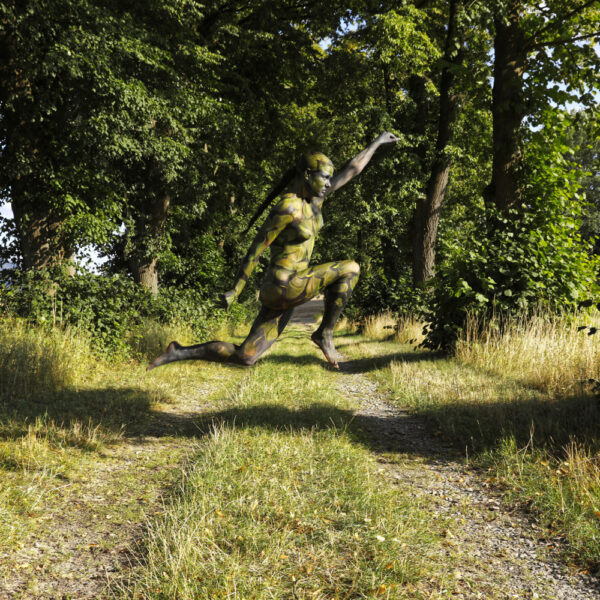 Allee-Motiv von dem Körperkunstprojekt NATURE ART des Künstlers Jörg Düsterwald mit einem bemalten Fotomodell.