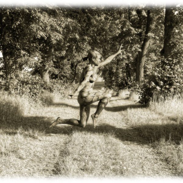 Allee-Motiv von dem Körperkunstprojekt NATURE ART des Künstlers Jörg Düsterwald mit einem bemalten Fotomodell.