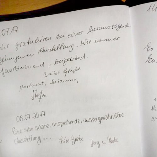 Besucher einer Ausstellung von Künstler Jörg Düsterwald haben etwas in das Gästebuch geschrieben.