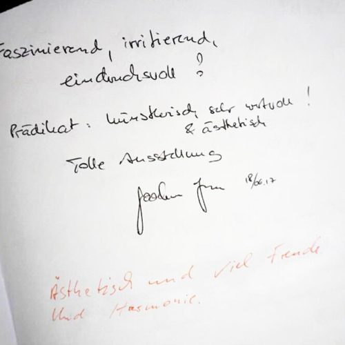 Besucher einer Ausstellung von Künstler Jörg Düsterwald haben etwas in das Gästebuch geschrieben.